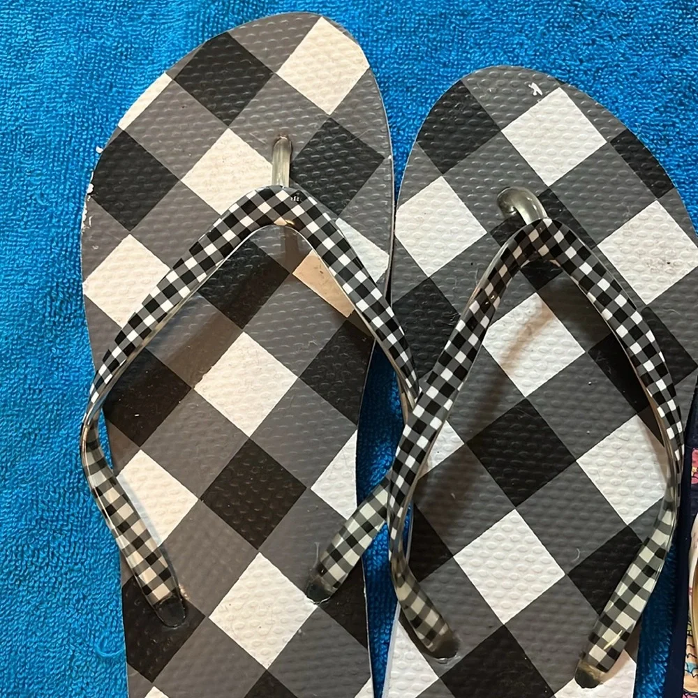 5 Pairs of Flip Flops - Picture 12 of 13